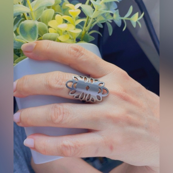 NWT STAINLESS STEEL RING Silver Laser Cut Pattern WOMEN, Size 9 - Picture 10 of 15